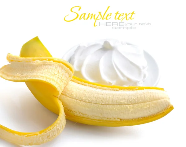 Crema con banana su sfondo bianco — Foto Stock