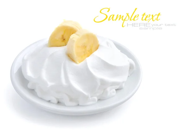 Crema con banana su sfondo bianco — Foto Stock