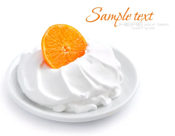 Creme com tangerina em um fundo branco — Fotografia de Stock