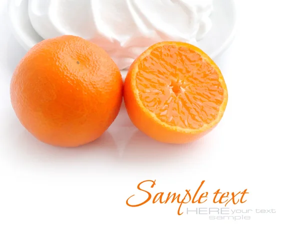 Creme mit Mandarinen auf weißem Hintergrund — Stockfoto