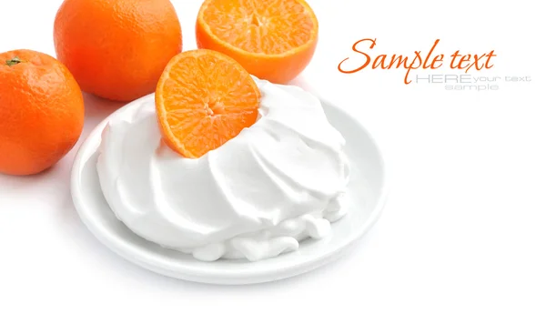 Creme mit Mandarinen auf weißem Hintergrund — Stockfoto