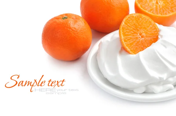 Crema con mandarinas sobre fondo blanco —  Fotos de Stock
