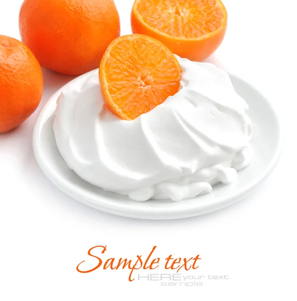 Creme com tangerinas em um fundo branco — Fotografia de Stock