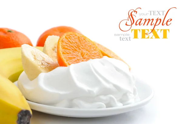 Crema con frutas sobre fondo blanco —  Fotos de Stock