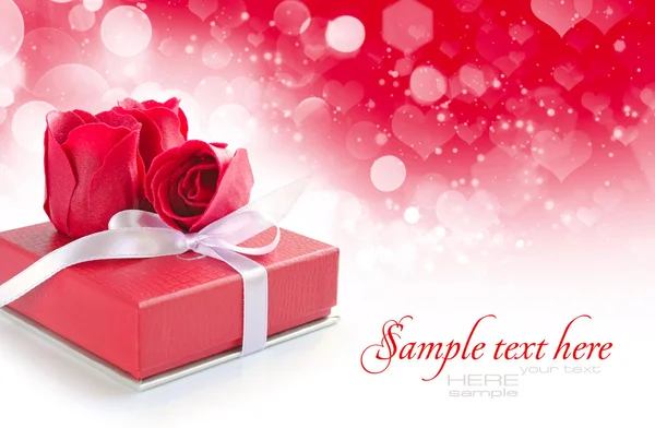 Piccolo regalo rosso su sfondo festivo — Foto Stock