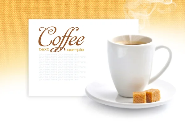 Tasse de café chaud avec les cubes de sucre — Photo
