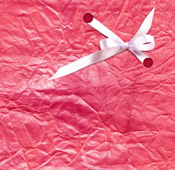 Η λευκή κορδέλα για το ροζ φόντο χαρτί δώρο — Φωτογραφία Αρχείου