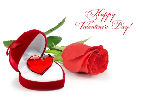 Červený sametový dárek ve tvaru srdce box s skleněné srdce s růží na — Stock fotografie