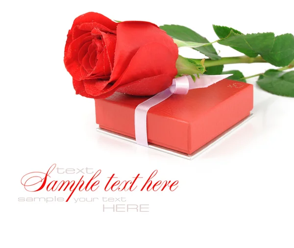 Mały czerwony prezent z różą na białym tle — Zdjęcie stockowe
