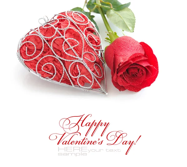 Coeur décoratif avec rose rouge sur fond blanc — Photo