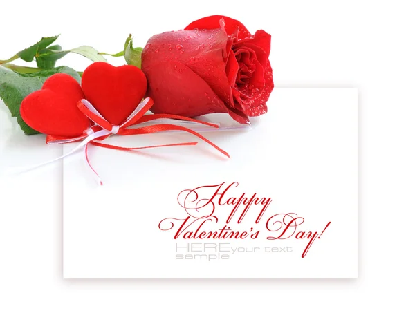 Zwei samtene Herzen mit einer roten Rose auf einem Hintergrund das Blatt — Stockfoto