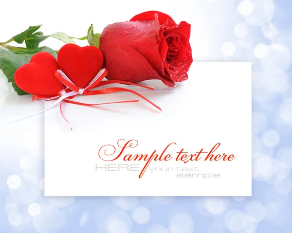 Due cuori di velluto con una rosa rossa su uno sfondo festivo con s — Foto Stock