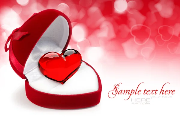 Confezione regalo a forma di cuore in velluto rosso con cuore su uno sfondo festivo — Foto Stock