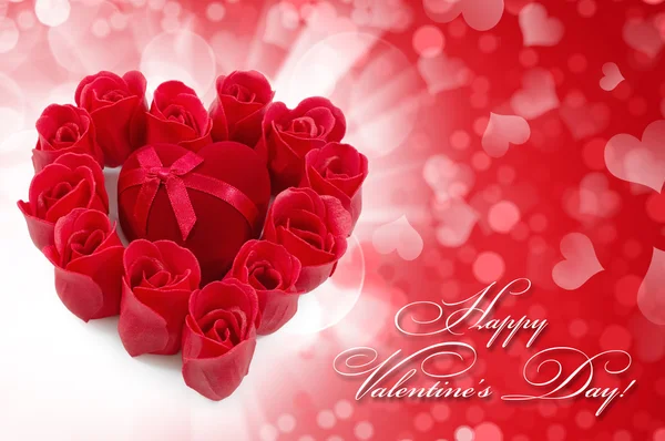 Roter Samt-Geschenkkarton in Herzform mit Rosen auf festlichem Hintergrund — Stockfoto