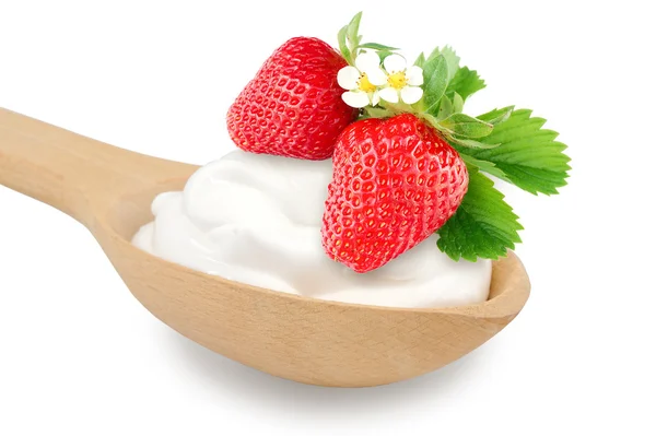Cuchara de madera es con cremas y fresa fresca en una espalda blanca —  Fotos de Stock