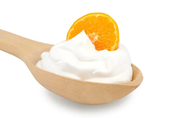Lingura de lemn este cu creme și felie de mandarină pe un ba alb — Fotografie, imagine de stoc