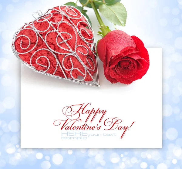 Декоративное сердце с красной розой на праздничном фоне со спаком — стоковое фото