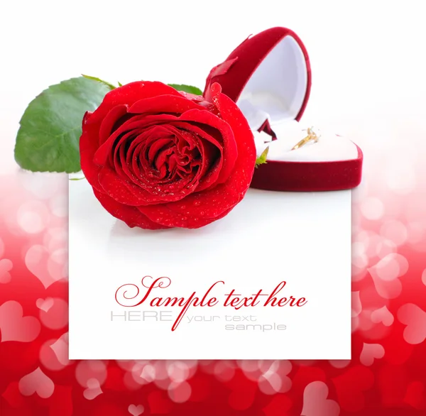 Красная роза и красная бархатная коробка с золотым кольцом на праздничном бэкгре — стоковое фото