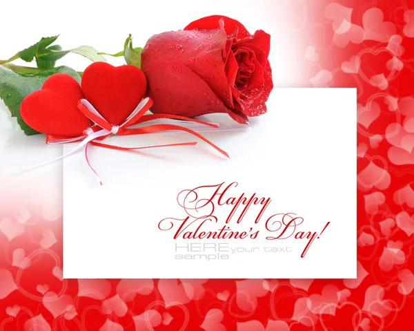 Dos corazones de terciopelo con una rosa roja sobre un fondo festivo con s — Foto de Stock