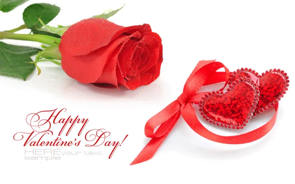 Deux cœurs décoratifs sont avec une rose rouge sur un fond blanc — Photo
