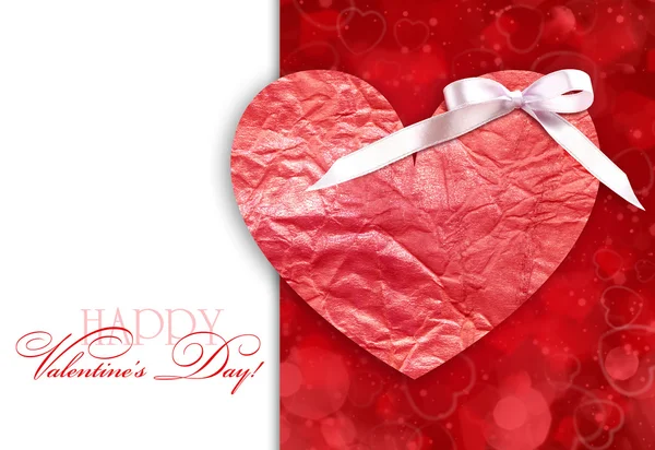 Dekorativt hjärta är på en röd festliga bakgrund med plats för t — Stockfoto