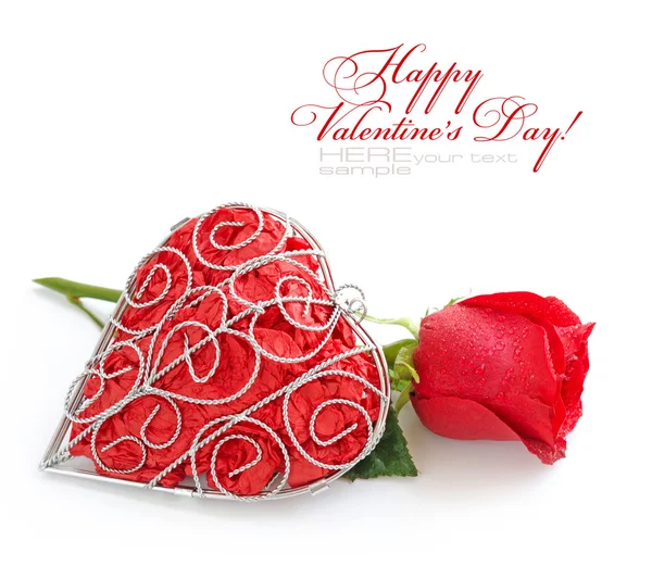 Corazón decorativo con rosa roja sobre fondo blanco — Foto de Stock