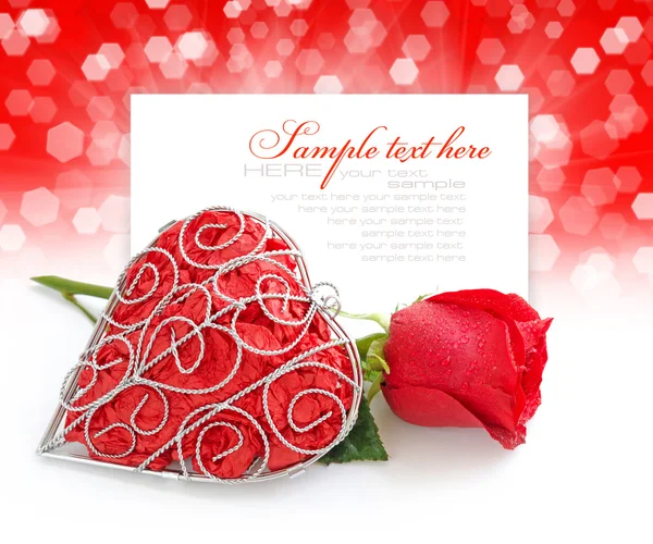 Corazón decorativo con rosa roja sobre un fondo festivo con spac —  Fotos de Stock