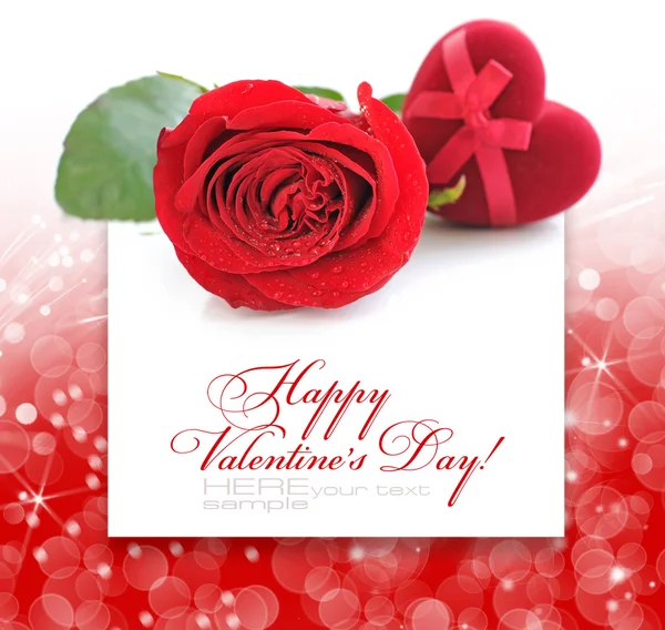 Rood fluweel hart-vormige giftdoos en rose op een feestelijke pagina — Stockfoto