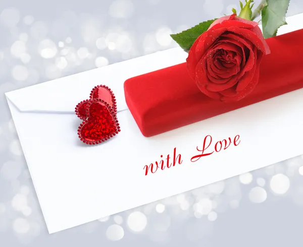 Два декоративных сердца с красной розой и бархатной коробки подарок о — стоковое фото