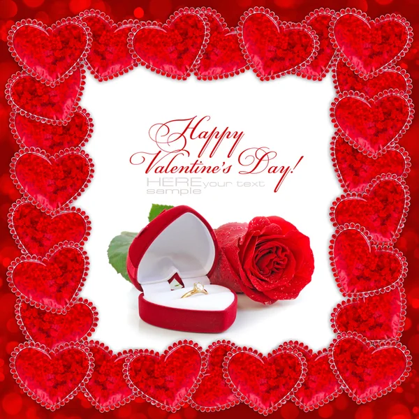 Caja de terciopelo rojo con anillo dorado y rosa roja en un marco de dec —  Fotos de Stock