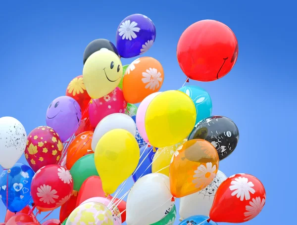 Ballons d'air colorés sur fond de ciel bleu — Photo