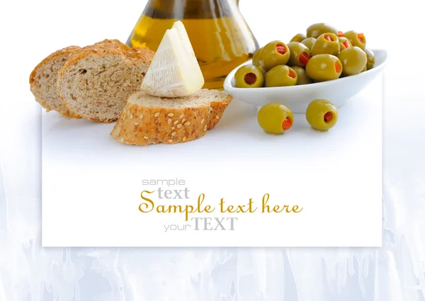 Groene olijven, olie, sneetjes brood en kaas — Stockfoto