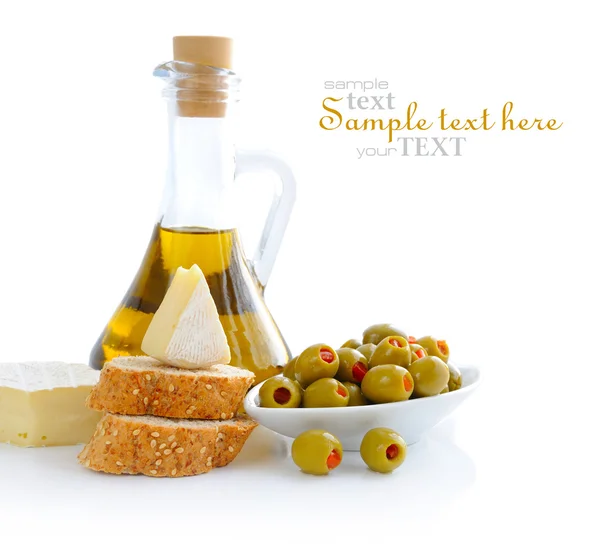 Azeitonas verdes, azeite, fatias de pão e queijo — Fotografia de Stock