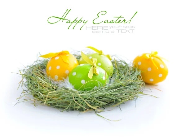 Jsou barevné velikonoční vejce v hnízdě na bílém pozadí — Stock fotografie