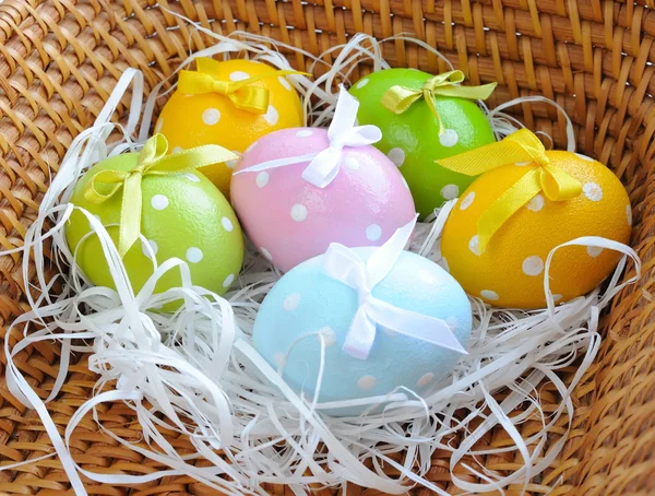 The coloured easter eggs are in a trug — Stock Photo, Image