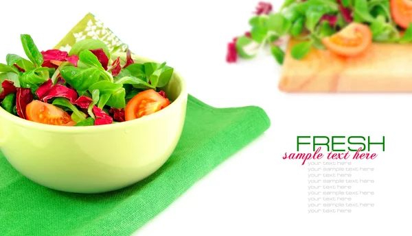 La ensalada fresca es en el plato sobre el fondo blanco — Foto de Stock