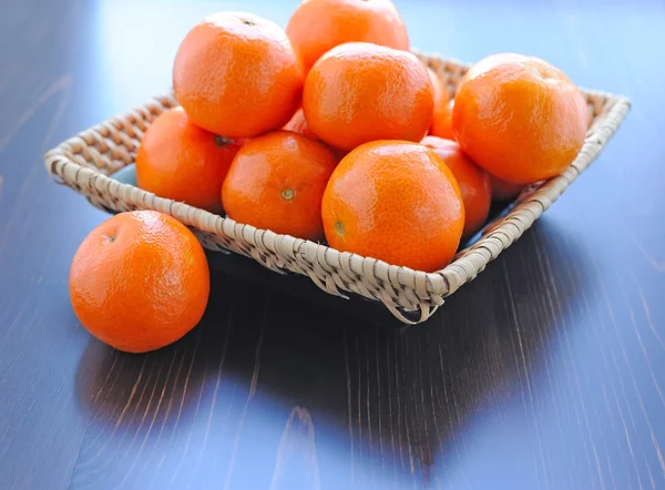 Mandarini freschi nel piatto wattled — Foto Stock