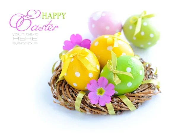 Huevos de Pascua de colores sobre un fondo blanco — Foto de Stock