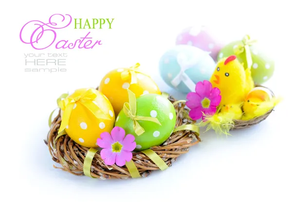 Beyaz arka planda renkli paskalya yumurtaları — Stok fotoğraf