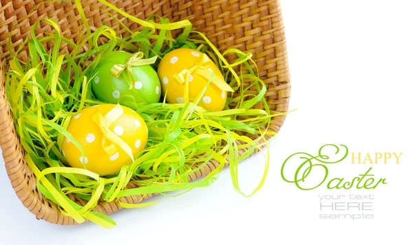 Barevné velikonoční vajíčka jsou v trug — Stock fotografie