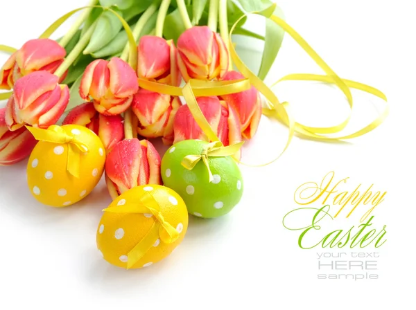 Ovos de Páscoa com tulipas no fundo branco — Fotografia de Stock