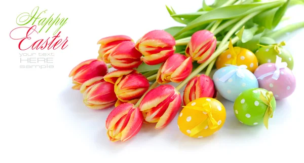 Huevos de Pascua con tulipanes sobre fondo blanco — Foto de Stock