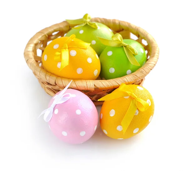 Ovos de páscoa coloridos em um fundo branco — Fotografia de Stock