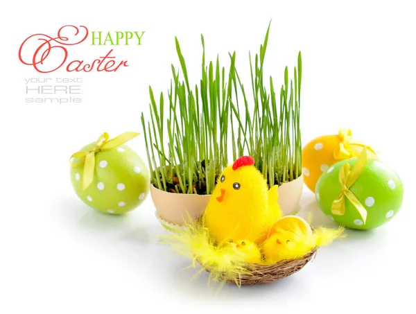 Velikonoční vajíčka a zelené výhonky na bílém pozadí — Stock fotografie