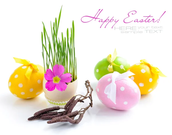 Velikonoční vajíčka a zelené výhonky na bílém pozadí — Stock fotografie