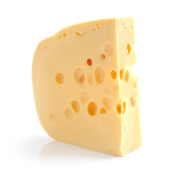 Кусок сыра изолированы на белом фоне — стоковое фото