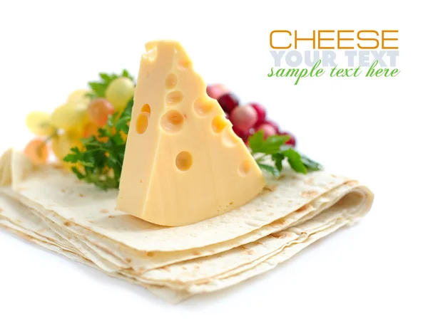 Шматочок сиру з зеленню на піті — стокове фото