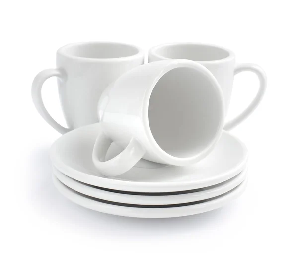 Leere weiße Kaffeetassen und Untertassen auf weißem Hintergrund — Stockfoto