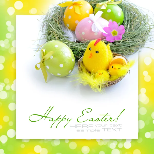 Huevos de Pascua y nido con una gallina y gallinas en el fondo festivo —  Fotos de Stock