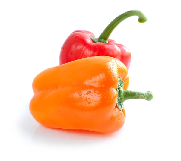 Oranje en rode peper geïsoleerd op witte achtergrond — Stockfoto